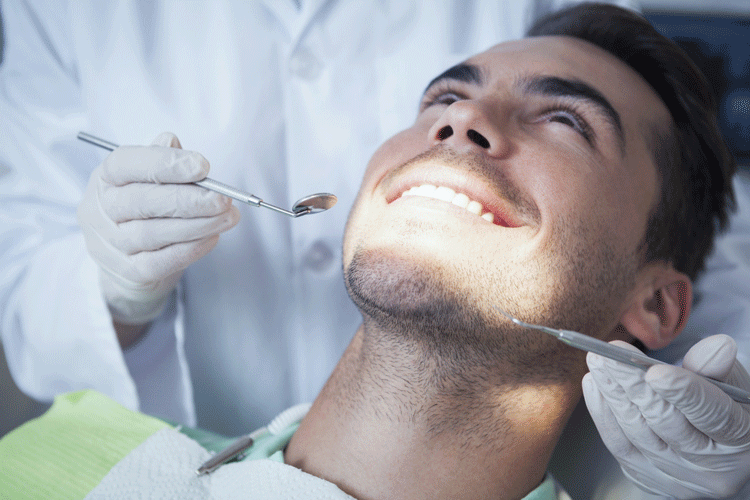 No tengas reparos en venir al dentista. Te ofrecemos tratamientos sin dolor.
